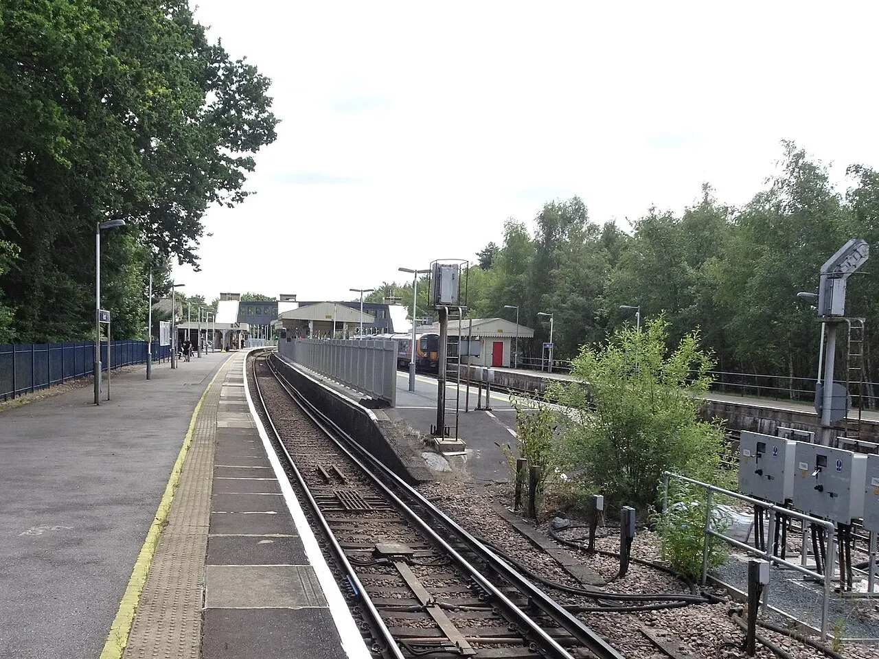Platforms and footbridge at Ascot railway station in July 2019