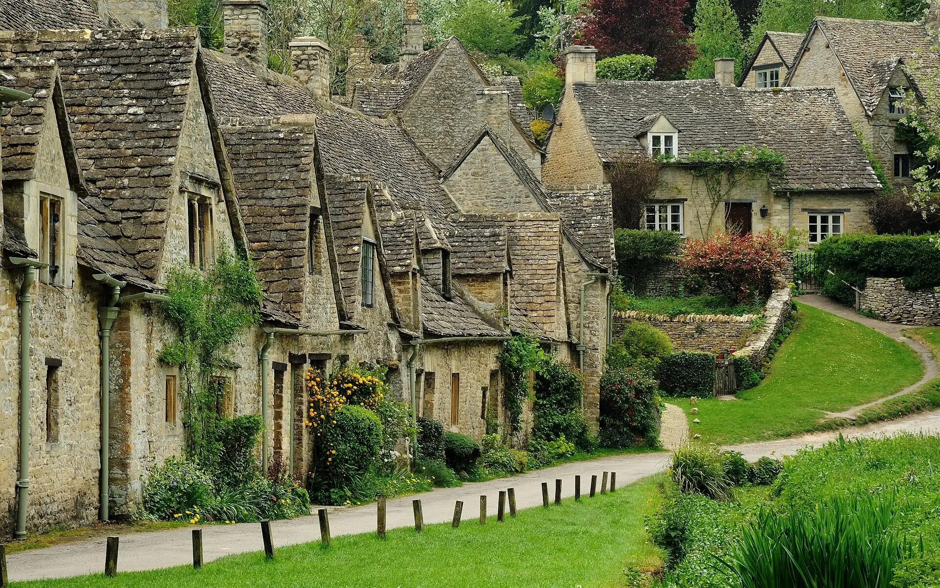 Arlington Row's historic stone cottages in Bibury