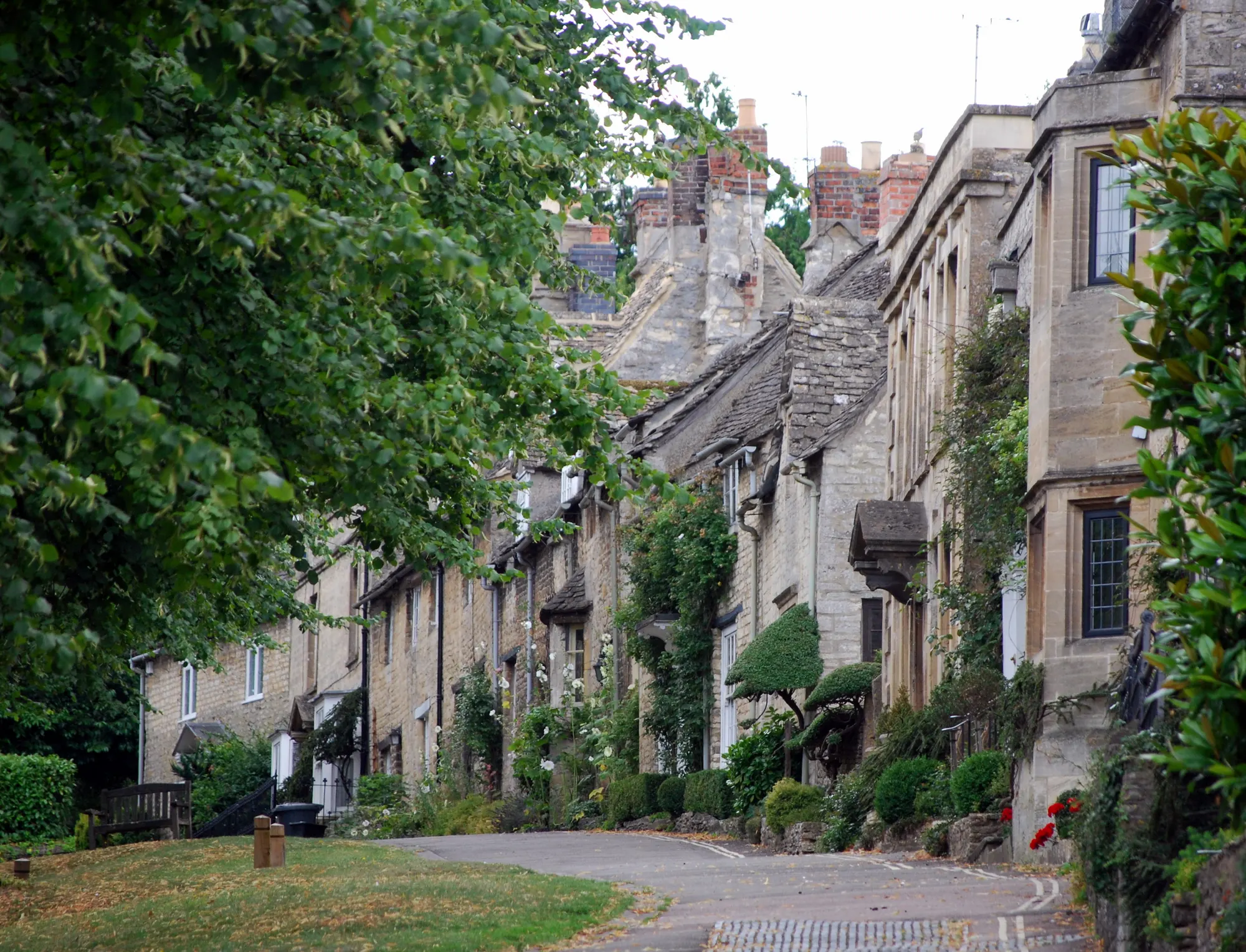 Honey-coloured stone houses along a quiet Burford lane