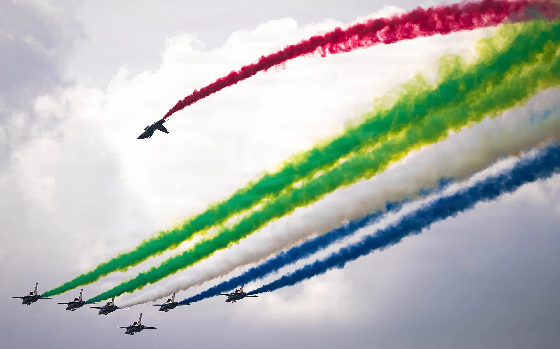 Aerobatic aircraft tracing coloured smoke at Farnborough International Airshow