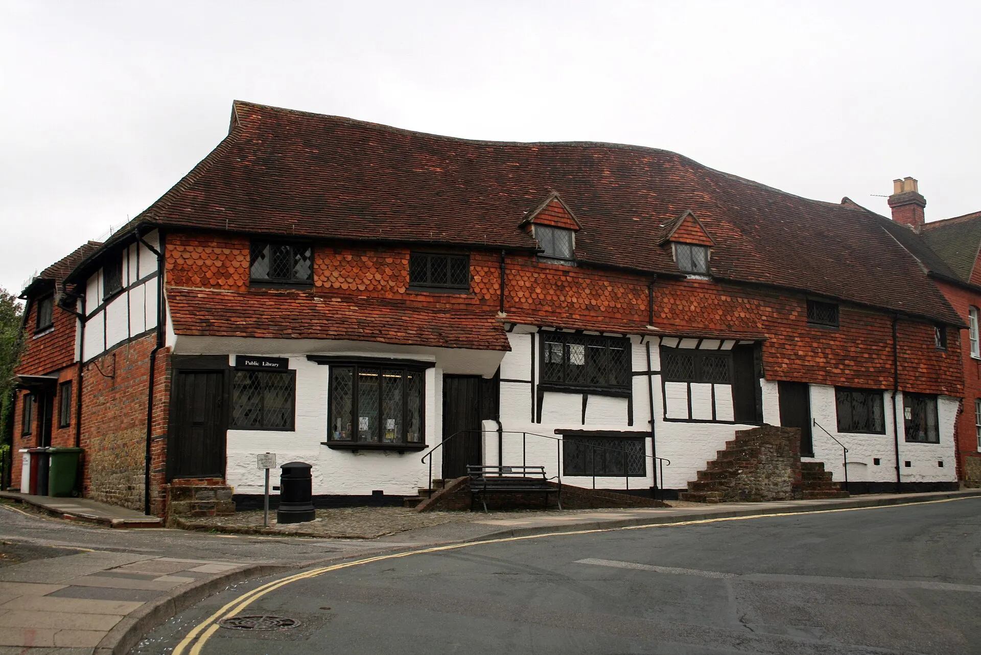The Old Library building on Knockhundred Row, Midhurst, in September 2009