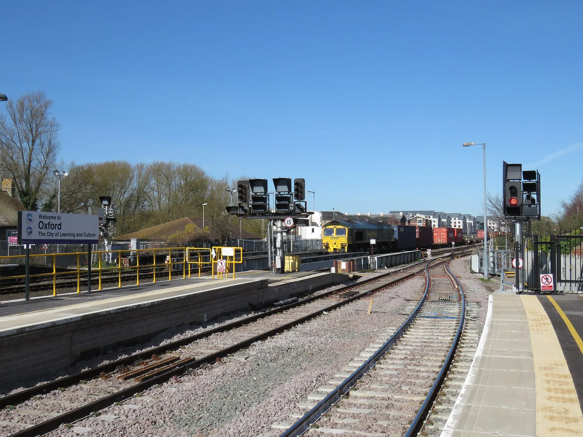 Oxford Station platforms and approach, photographed in 2016