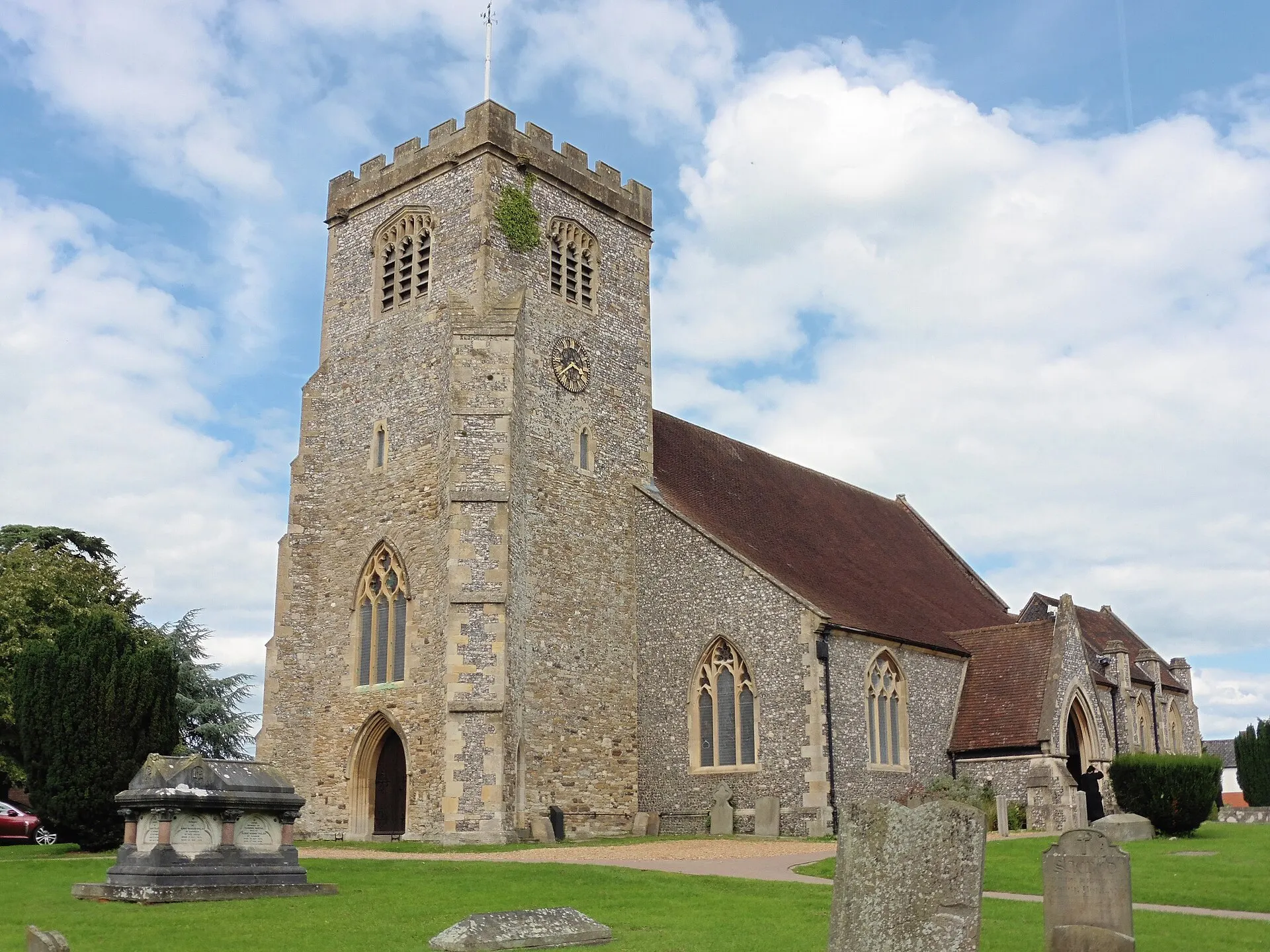 St Mary church and churchyard in Thatcham in August 2017