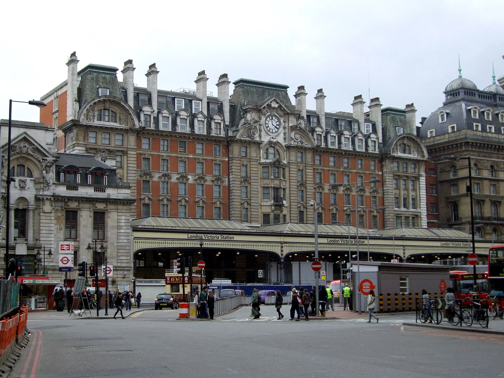 The frontage of London Victoria railway station